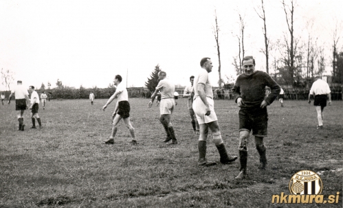 Prizor s tekme med staro gardo Mure in rezervnimi oficirji. Prizor s tekme med staro gardo Mure in rezervnimi oficirji.