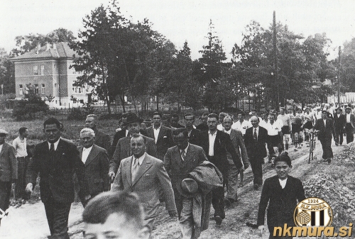 Športniki so se v povorki odpravili proti stadionu v Fazaneriji. Fotografija je nastala na (leto 2023) Kopališki ulici. V ozadju je Zdravstveni dom.