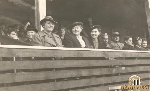 Pogled na leseno tribune v času otvoritve stadiona. Druga z leve je Elizabeta Nemec, na njeni levi pa Ana Kovač.