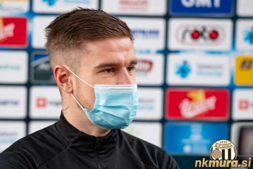 Luka Bobičanec je odgovarjal na novinarska vprašanja. Luka Bobičanec je odgovarjal na novinarska vprašanja.