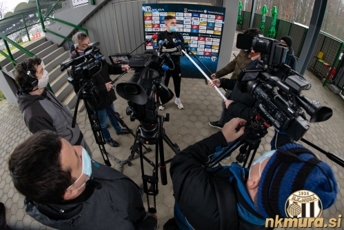 Medijski termin pred pričetkom priprav na spomladanski del sezone 2020/2021. Potekal je na prehodu med glavno in južno tribuno. V ozadju je klubski bar in trgovina. Medijski termin pred pričetkom priprav na spomladanski del sezone 2020/2021. Potekal je na prehodu med glavno in južno tribuno. V ozadju je klubski bar in trgovina.