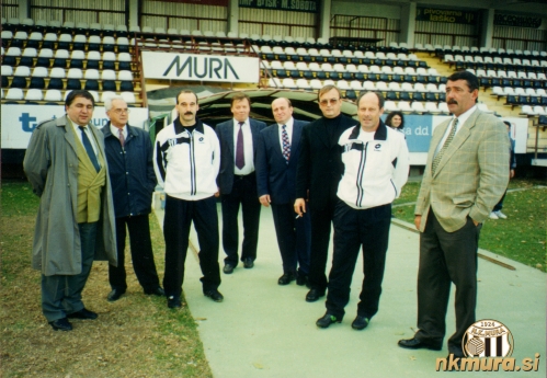 Funkcionarji Mure v devetdesetih letih prejšnjega stoletja. Od leve: Slavko Osterc, Mirko Babič, Jože Karoli, Ludvik Filo, Tibor Cigüt, Milan Mörec, Milan Koblencer in Anton Slavic. Funkcionarji Mure v devetdesetih letih prejšnjega stoletja. Od leve: Slavko Osterc, Mirko Babič, Jože Karoli, Ludvik Filo, Tibor Cigüt, Milan Mörec, Milan Koblencer in Anton Slavic.