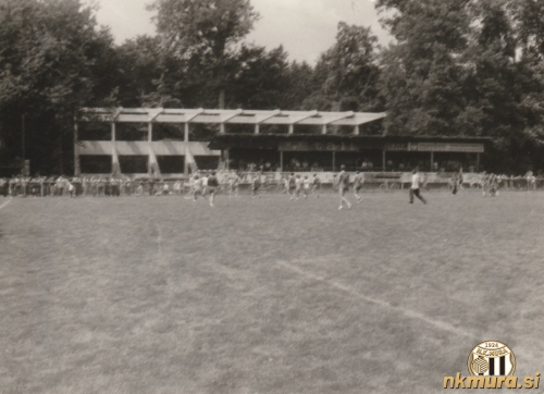 Gradnja betonske glavne tribune je potekala v letih 1980 do 1984 in sicer v času predsednikovanja Ludvika Fila. Gradili so jo za leseno tribuno, ki je bila takrat že dotrajana, saj so jo postavili leta 1935.