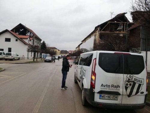 Člani navijaške skupine Black Gringos so s klubskim avtomobilom dostavili pomoč v Petrinjo. Člani navijaške skupine Black Gringos so s klubskim avtomobilom dostavili pomoč v Petrinjo.