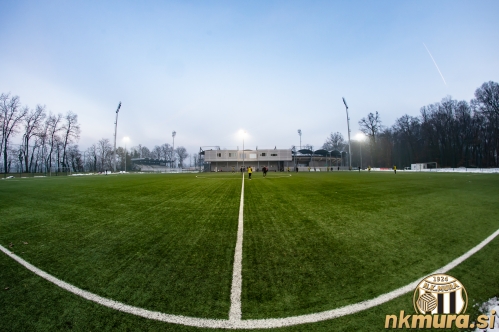 Pogled na igrišče z umetno travo, ki se nahaja za glavno tribuno. Pogled na igrišče z umetno travo, ki se nahaja za glavno tribuno.