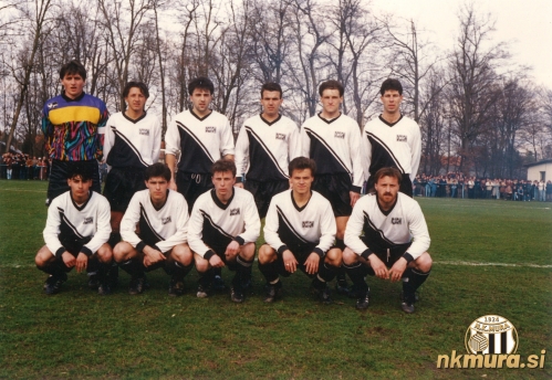 Ekipa Mure pred tekmo Potrošnik Beltinci : Mura (22. marec 1992). Stojijo: Štefan Černjavič, Adamo Baranja, Mirsad Granov, Emil Prekazi, Mario Posavac, Jože Vori. Čepijo: Jožef Kokaš, Zoran Zetić, Robert Belec, Robert Kovačić, Predrag Vukman. Manjkata poškodovana Milan Kukić in Duško Vicković.