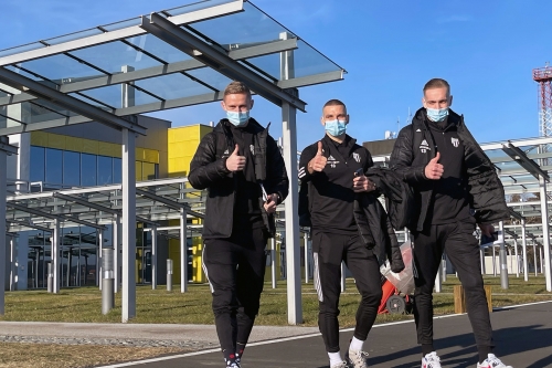 Odhod z letališča Edvarda Rusjana Maribor. Z leve: Žan Karničnik, Nino Kouter in Marin Karamarko. Odhod z letališča Edvarda Rusjana Maribor. Z leve: Žan Karničnik, Nino Kouter in Marin Karamarko.