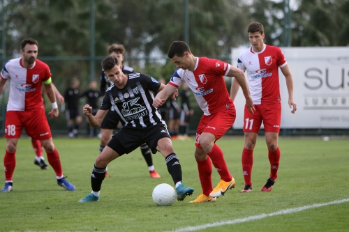 Vito Štrakl in Miodrag Gemović. V ozadju akcijo spremljata igralca Vojvodine Nikola Drinčić (18) in Stefan Djordjević (11). Vito Štrakl in Miodrag Gemović. V ozadju akcijo spremljata igralca Vojvodine Nikola Drinčić (18) in Stefan Djordjević (11).