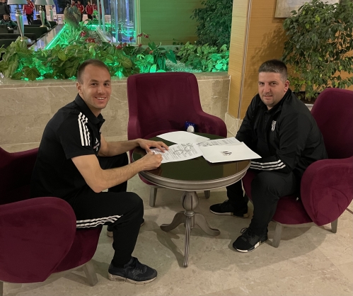 Matic Maruško je podpisal pogodbo, ki ga na Muro veže vse do 30. 5. 2025. Na fotografiji je levo Matic Maruško, desno pa športni direktor Denis Rajbar.