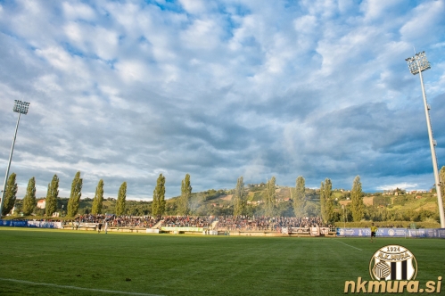 Prizor z drugoligaškega prekmurskega derbija v Lendavi leta 2017. Na levi navijaška skupine Gorgone, na desni Black Gringosi. Prizor z drugoligaškega prekmurskega derbija v Lendavi leta 2017. Na levi navijaška skupine Gorgone, na desni Black Gringosi.
