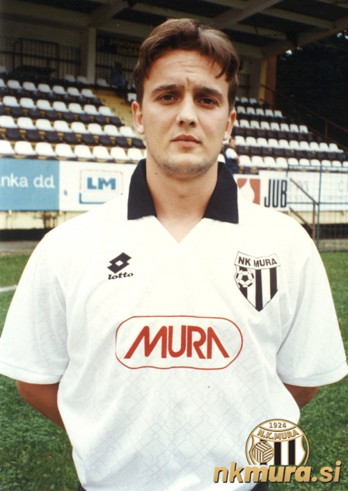 Goran Gutalj je bil eden izmed najboljših napadalcev Mure. Na prvenstvenih tekmah je dosegel 28 zadetkov. Fotografija je nastala v sezoni 1997/1998, ko je Mura postala jesenski prvak. Goran Gutalj je bil eden izmed najboljših napadalcev Mure. Na prvenstvenih tekmah je dosegel 28 zadetkov. Fotografija je nastala v sezoni 1997/1998, ko je Mura postala jesenski prvak.