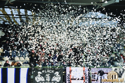 Koreografija Gringosov na severni tribuni stadiona Fazanerija. Koreografija Gringosov na severni tribuni stadiona Fazanerija.