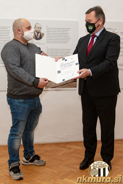 Župan MO Murska Sobota izroča priznanje predstavniku navijaške skupine Black Gringos, Alešu Horvatu.