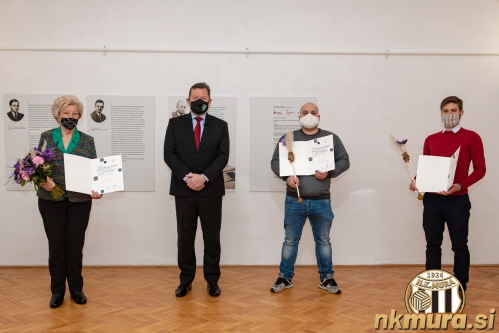 Prejemniki priznanj z županom. Od leve: Joža Bencak, Aleksander Jevšek, Aleš Horvat in predstavnik Kluba prekmurskih študentov.