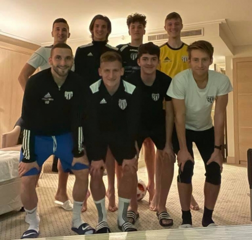Osem herojev izolacije v Turčiji. Zgornja vrsta: Staniša Mandić, Tio Cipot, Kai Cipot in Lan Erjavec. Spodnja vrsta: Nino Kouter, Klemen Šturm, Filip Kosi in Tadej Kuster (maser).