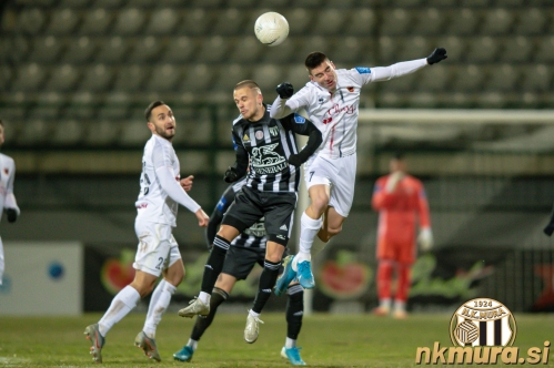 Tomi Horvat v skoku z Leonom Sevrom.