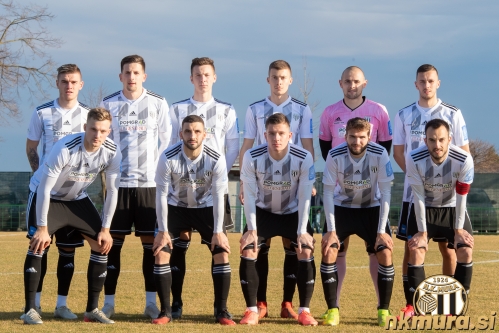 Enajsterica Mure, ki je pričela tekmo. Od leve: Luka Bobičanec, Luka Šušnjara, Alan Kaučič. Aleksandar Bogdanović, Dean Šafarić in Andrija Filipović. Čepijo: Kevin Žižek, Nino Kouter, Jon Šporn, Klemen Pucko in Žiga Kous. Enajsterica Mure, ki je pričela tekmo. Od leve: Luka Bobičanec, Luka Šušnjara, Alan Kaučič. Aleksandar Bogdanović, Dean Šafarić in Andrija Filipović. Čepijo: Kevin Žižek, Nino Kouter, Jon Šporn, Klemen Pucko in Žiga Kous.