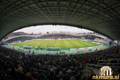 Pogled s stare glavne tribune v Ljudskem vrtu. Severna tribuna (levo) je bila vsa v črno-belem.