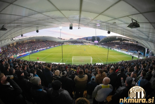 Pogled na zelenico s črno-belega sektorja.