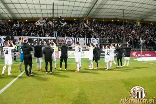 Pozdrav navijačem po koncu tekme.