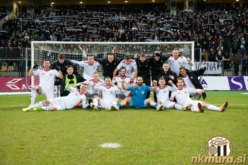 Stojijo od leve: Špiro Peričić, Rok Sirk, Armin Čerimagić, Dean Šafarić, Luka Šušnjara, Klemen Pucko, Aleksandar Bošković, Matic Maruško. Čepijo in sedijo od leve: Jon Šporn, Luka Bobičanec, Žan Karničnik, Nino Kouter, Žiga Kous, Matko Obradović, Klemen Šturm, Tomi Horvat, Nik Lorbek in Amadej Maroša.