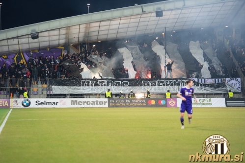 Šov Black Gringosov na severni tribuni.