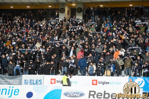 Vojska navijačev na severni tribuni.