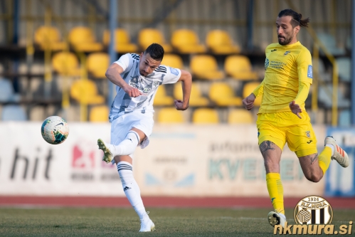 Staniča Mandić si debi v dresu Mure ne bo najbolje zapomnil. V 35. minuti je prejel rdeči karton. Ob njem je Nikola Vuyadinovich.