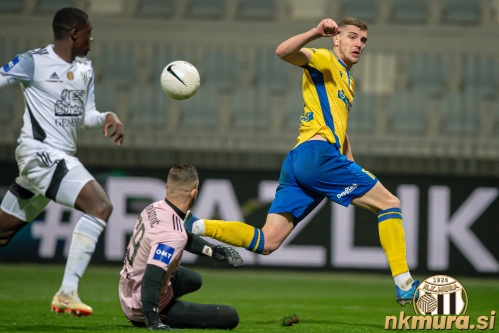 Matko Obradović je obranil strel napadalca Kopra. Ob njem je Samsindin Ouro. Matko Obradović je obranil strel napadalca Kopra. Ob njem je Samsindin Ouro.