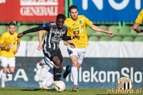 Eden najboljših posameznikov v vrstah Mure Samsindin Ouro. Ob njem je Luka Žinko. Eden najboljših posameznikov v vrstah Mure Samsindin Ouro. Ob njem je Luka Žinko.