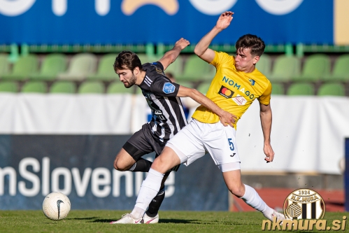 Klemen Pucko je odigral 100. uradno tekmo v dresu Mure. Na fotografiji v dvoboju z Markom Španringom. Klemen Pucko je odigral 100. uradno tekmo v dresu Mure. Na fotografiji v dvoboju z Markom Španringom.