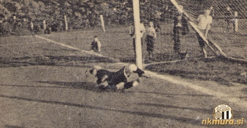 Prizor z nogometne tekme na starem igrišču Mure med Muro in Hermesom. Tekma je bila odigrana 28. junija 1934. Prikazan je gol na južni strani igrišča ob strugi Puconskega potoka, v kateri teče voda Ledave. Na tem igrišču se je rodila Mura. Črno-beli so tukaj igrali do konca leta 1935. Prizor z nogometne tekme na starem igrišču Mure med Muro in Hermesom. Tekma je bila odigrana 28. junija 1934. Prikazan je gol na južni strani igrišča ob strugi Puconskega potoka, v kateri teče voda Ledave. Na tem igrišču se je rodila Mura. Črno-beli so tukaj igrali do konca leta 1935.