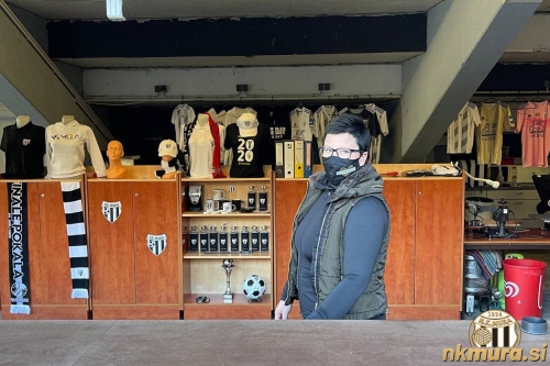 Jožica Špilak skrbi za klubski bar in trgovino. Jožica Špilak skrbi za klubski bar in trgovino.