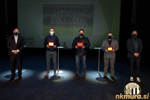 Prejemniki priznanj v kategoriji Najboljše moške ekipe med kolektivnimi športi. Prvi z leve je župan Aleksander Jevšek, tretji pa predsednik Mure Robert Kuzmič. Prejemniki priznanj v kategoriji Najboljše moške ekipe med kolektivnimi športi. Prvi z leve je župan Aleksander Jevšek, tretji pa predsednik Mure Robert Kuzmič.