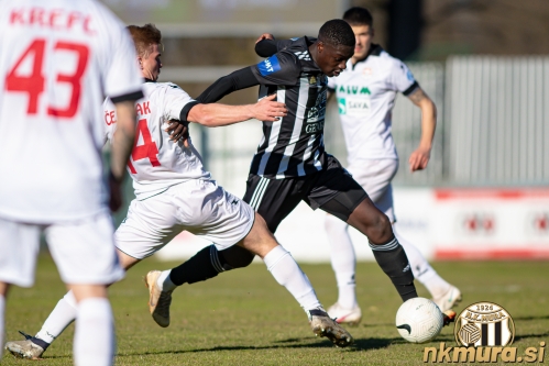 Samsindin Ouro je igral na položaju zadnjega veznega. Ob njem je Marcel Čermak.