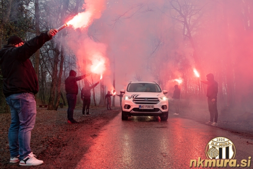 Black Gringosi so z baklami in pesmijo pospremili igralce do vhoda na stadion. Fotografija je nastala na na cesti, ki vodi do glavnega vhoda na stadion pred tekmo Mura : Maribor (14. 3. 2021). Black Gringosi so z baklami in pesmijo pospremili igralce do vhoda na stadion. Fotografija je nastala na na cesti, ki vodi do glavnega vhoda na stadion pred tekmo Mura : Maribor (14. 3. 2021).