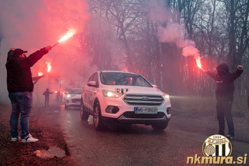 Black Gringosi so z baklami in pesmijo pospremili igralce do vhoda na stadion. Fotografija je nastala na na cesti, ki vodi do glavnega vhoda na stadion pred tekmo Mura : Maribor (14. 3. 2021). Black Gringosi so z baklami in pesmijo pospremili igralce do vhoda na stadion. Fotografija je nastala na na cesti, ki vodi do glavnega vhoda na stadion pred tekmo Mura : Maribor (14. 3. 2021).