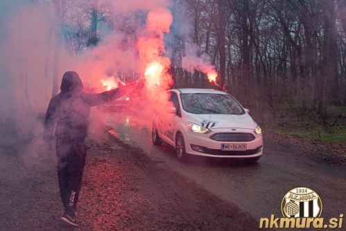 Black Gringosi so z baklami in pesmijo pospremili igralce do vhoda na stadion. Fotografija je nastala na na cesti, ki vodi do glavnega vhoda na stadion pred tekmo Mura : Maribor (14. 3. 2021). Black Gringosi so z baklami in pesmijo pospremili igralce do vhoda na stadion. Fotografija je nastala na na cesti, ki vodi do glavnega vhoda na stadion pred tekmo Mura : Maribor (14. 3. 2021).