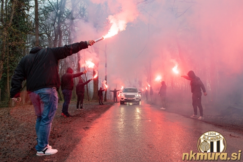 Black Gringosi so z baklami in pesmijo pospremili igralce do vhoda na stadion. Fotografija je nastala na na cesti, ki vodi do glavnega vhoda na stadion pred tekmo Mura : Maribor (14. 3. 2021). Black Gringosi so z baklami in pesmijo pospremili igralce do vhoda na stadion. Fotografija je nastala na na cesti, ki vodi do glavnega vhoda na stadion pred tekmo Mura : Maribor (14. 3. 2021).
