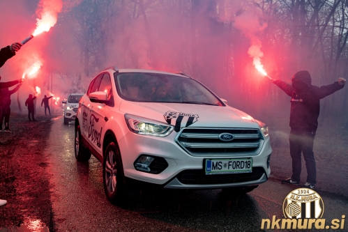 Black Gringosi so z baklami in pesmijo pospremili igralce do vhoda na stadion. Fotografija je nastala na na cesti, ki vodi do glavnega vhoda na stadion pred tekmo Mura : Maribor (14. 3. 2021). Black Gringosi so z baklami in pesmijo pospremili igralce do vhoda na stadion. Fotografija je nastala na na cesti, ki vodi do glavnega vhoda na stadion pred tekmo Mura : Maribor (14. 3. 2021).