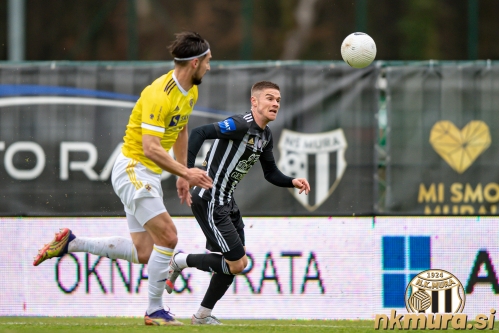 Eden najbolj agilnih nogometašev Mure na tekmi, Luka Bobičanec. Eden najbolj agilnih nogometašev Mure na tekmi, Luka Bobičanec.
