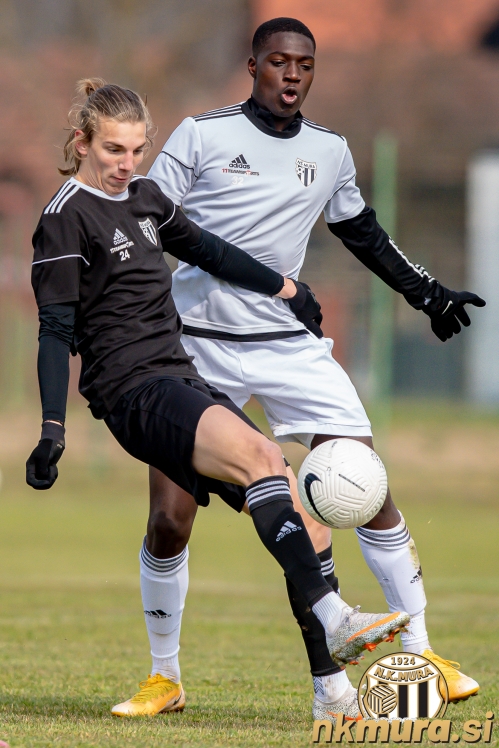 Tio Cipot v črnem in Samsindin Ouro v belem dresu. Tio Cipot v črnem in Samsindin Ouro v belem dresu.