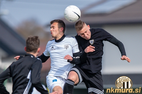 Andrija Filipović v boju za žogo z mladincem Alešem Štornikom. Andrija Filipović v boju za žogo z mladincem Alešem Štornikom.