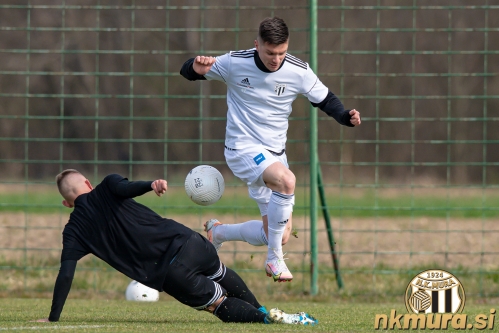 Mihael Klepač je dosegel štiri zadetke. Zaustaviti ga poskuša Aleš Štornik. Mihael Klepač je dosegel štiri zadetke. Zaustaviti ga poskuša Aleš Štornik.