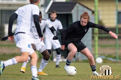 Dvoboj črnih in belih v Renkovcih. Pri žogi Domen Štefanec. Dvoboj črnih in belih v Renkovcih. Pri žogi Domen Štefanec.
