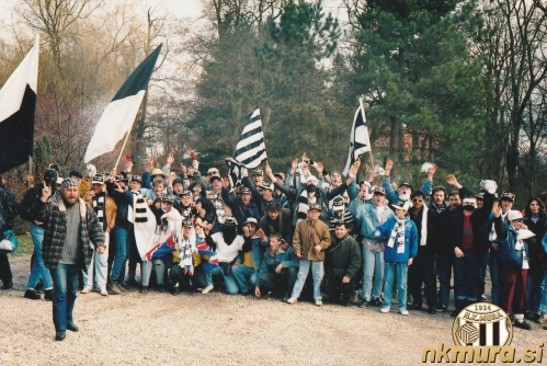Gringosi pred vhodom v beltinski športni park.