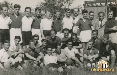 Skupinska fotografija igralcev Mure in Szombathelyija, ki je bila odigrana 1. junija 1941 v Murski Soboti. Nogometaši Mure so v temnih dresih. Zgornja vrsta od leve (temni dresi): Jože Gerenčer, ___, Ervin Kerčmar, Josip Lipič (predsednik), ___, Slavko Jandl. Spodnja vrsta (temni dresi): Štefan Čagran, ___, Franc Kološa, ____, ___, ___, Ljubomir Deškovič.