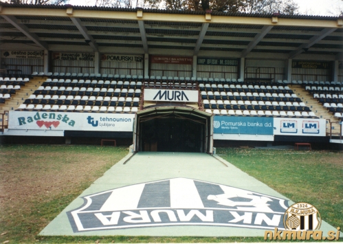 Glavna tribuna leta 1997. Glavna tribuna leta 1997.