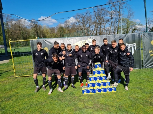 Nogometaši Mure in Radler 0.0 ISOTONIC. Od leve: Kai Cipot, Amadej Maroša, Dragan Lovrić, David Đurak, Nino Kouter, Matic Maruško, Samsondin Ouro, Marko Zalokar, Kevin Žižek, Žan Karničnik, Jan Gorenc, Luka Bobičanec, Žiga Kous in Klemen Šturm.