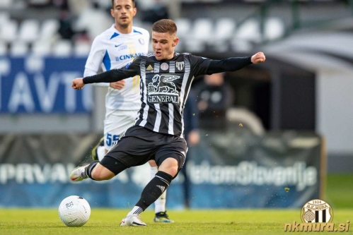 Luka Bobičanec ni uspel zatresti mreže Celja. V ozadju je Filip Dangubić.